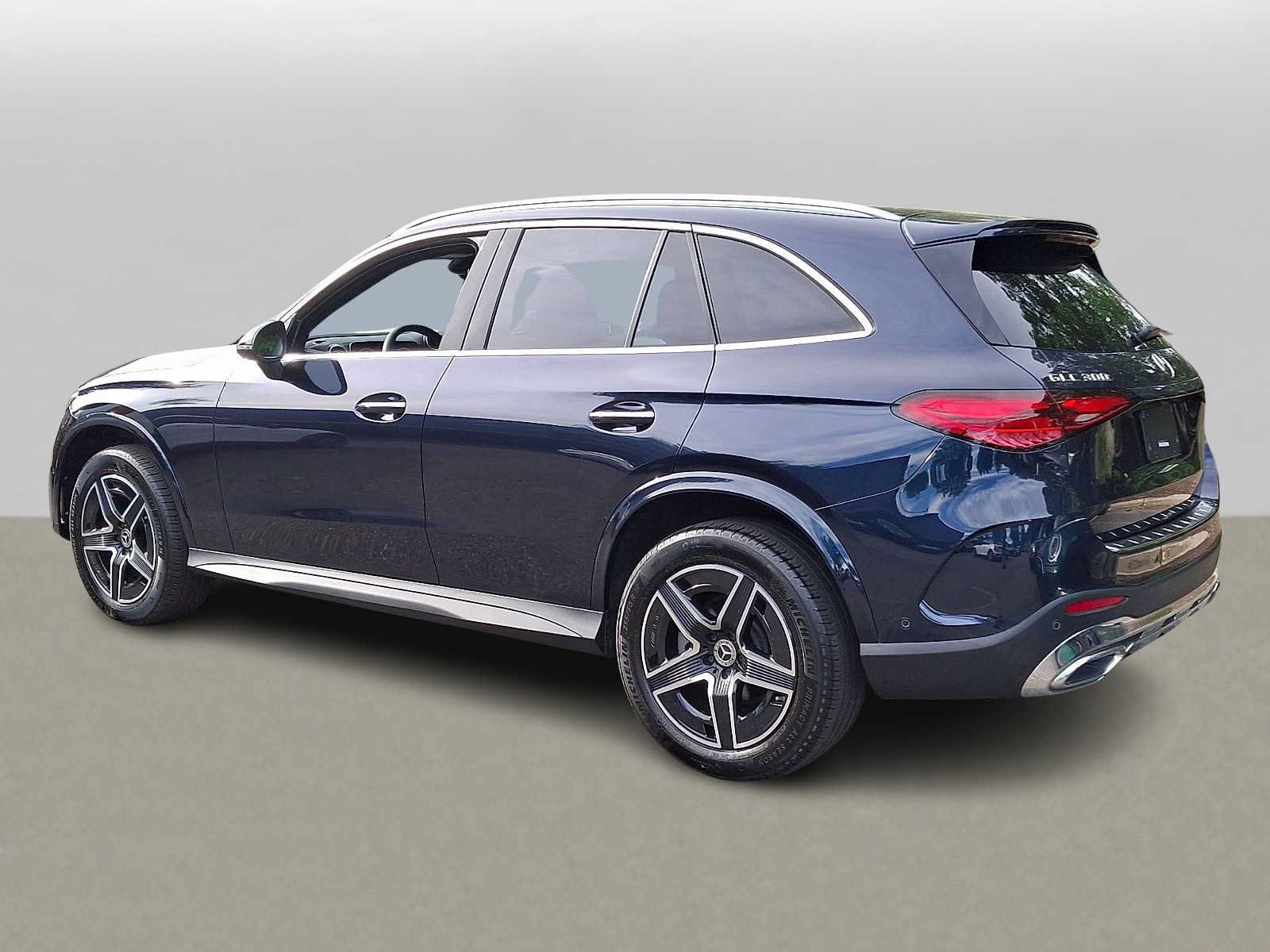 Used 2024 Mercedes-Benz GLC 300 4MATIC image 4