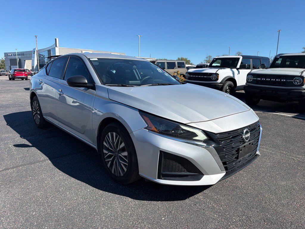 Used 2024 Nissan Altima 2.5 SV AWD/4WD image 2