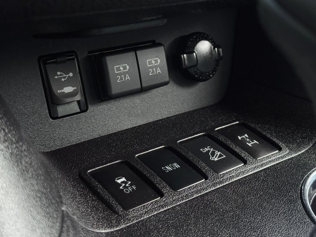 Certified 2019 Toyota Highlander XLE AWD/4WD image 32