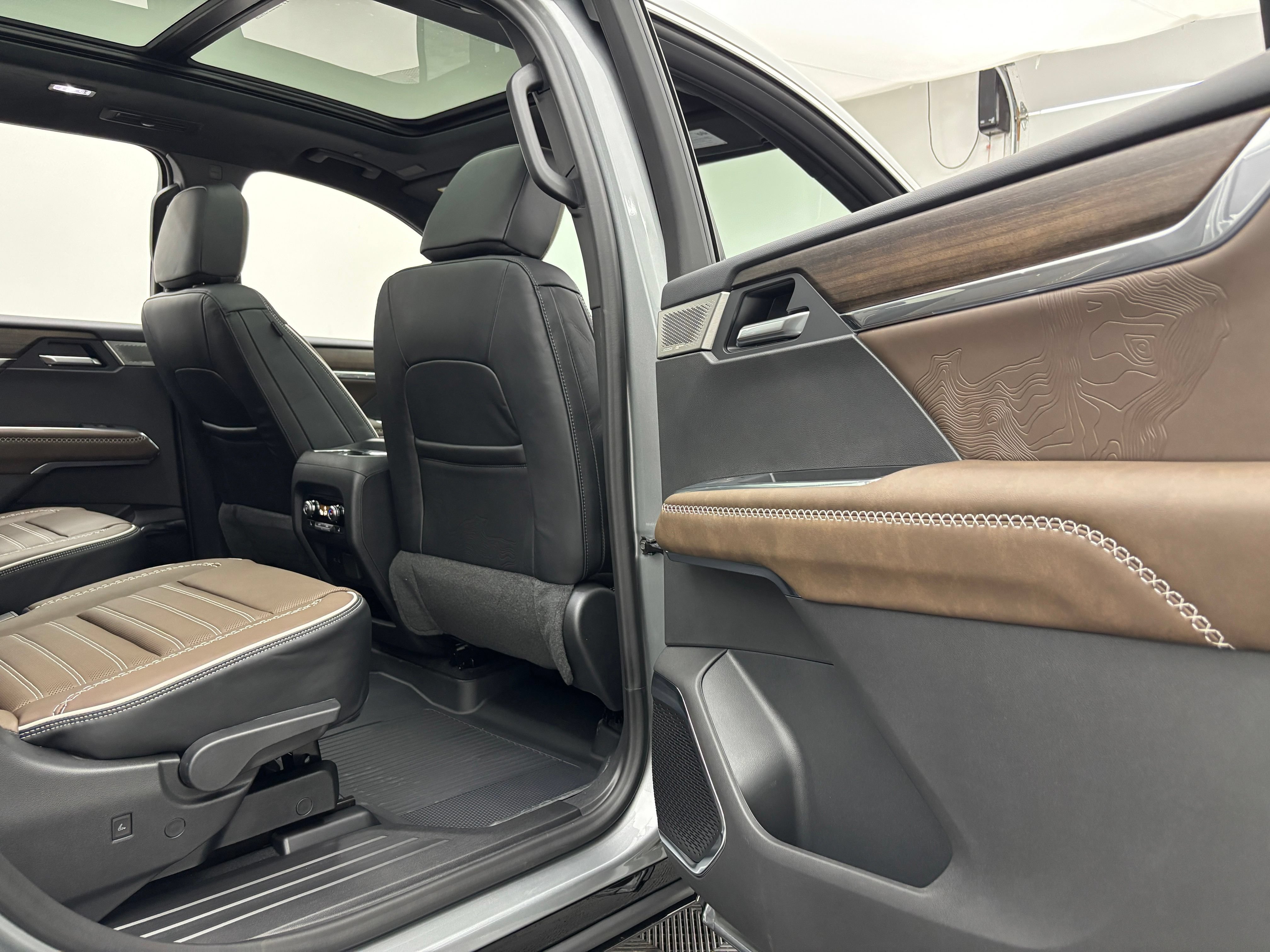 New 2026 GMC Acadia Denali Ultimate w/ LPO, Floor Liner Package AWD/4WD image 42