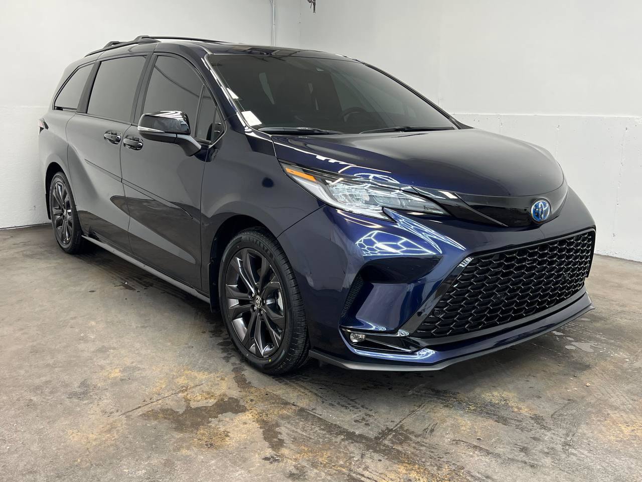 Used 2025 Toyota Sienna XSE w/ XSE Premium Package FWD image 5