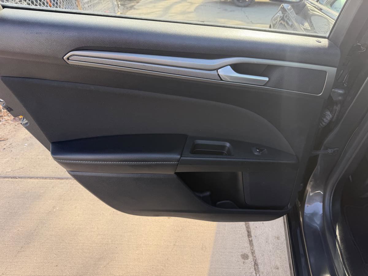 Used 2018 Ford Fusion SE w/ Fusion SE Technology Package image 16