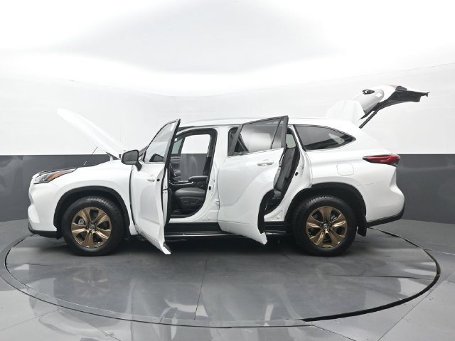 Used 2023 Toyota Highlander Bronze Edition AWD/4WD image 35