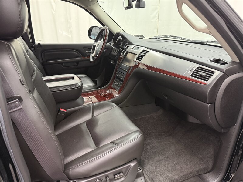 Used 2014 Cadillac Escalade Premium AWD/4WD image 13