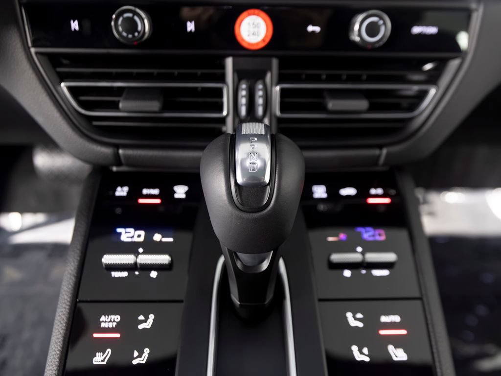 Certified 2026 Porsche Macan AWD/4WD image 28