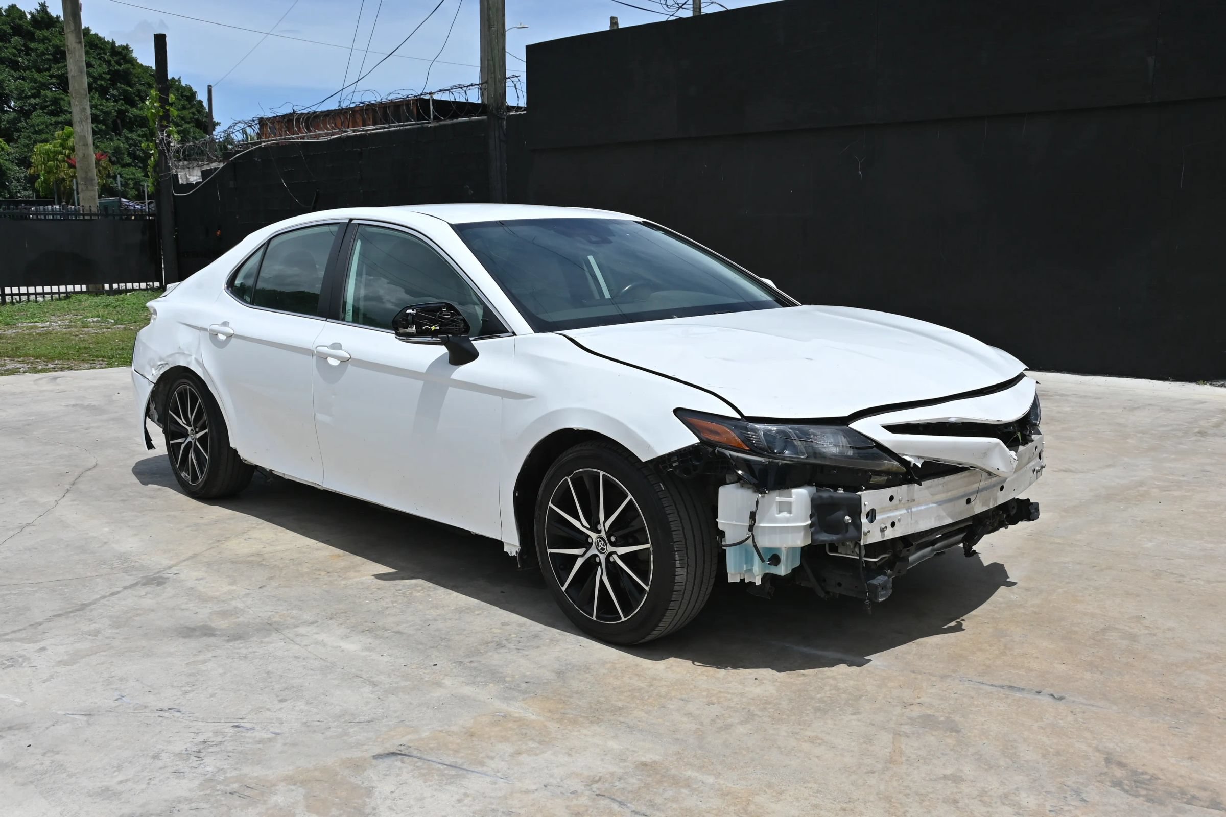 Used 2022 Toyota Camry SE FWD image 2