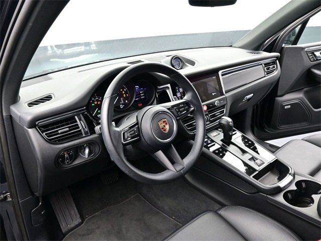Used 2025 Porsche Macan image 4