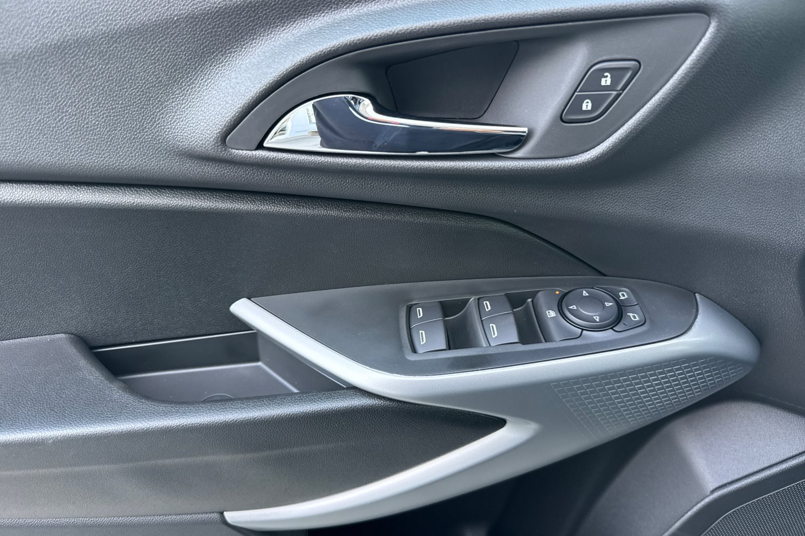 New 2026 Chevrolet Trax LS w/ LS Convenience Package FWD image 10