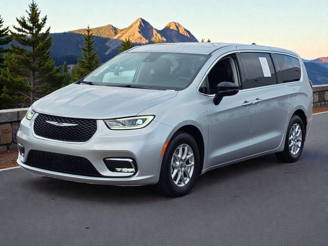 Used 2024 Chrysler Pacifica Touring-L image 4