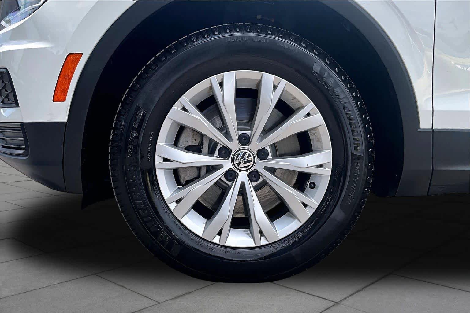 Used 2019 Volkswagen Tiguan SE w/ Panoramic Sunroof Package FWD image 11