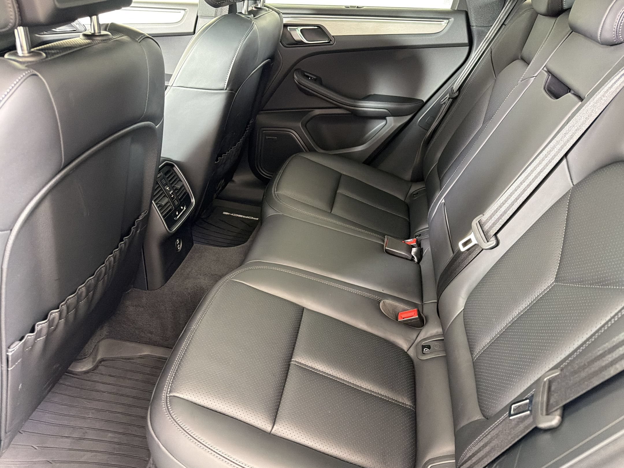 Certified 2026 Porsche Macan AWD/4WD image 17