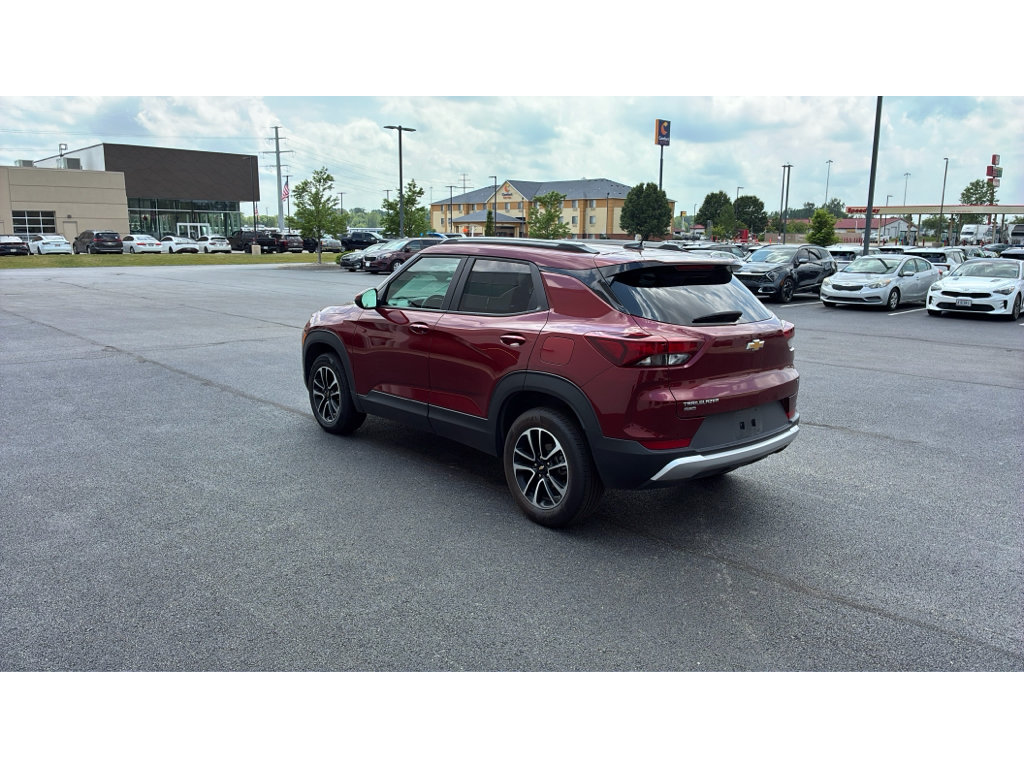 Used 2025 Chevrolet TrailBlazer LT AWD/4WD image 4