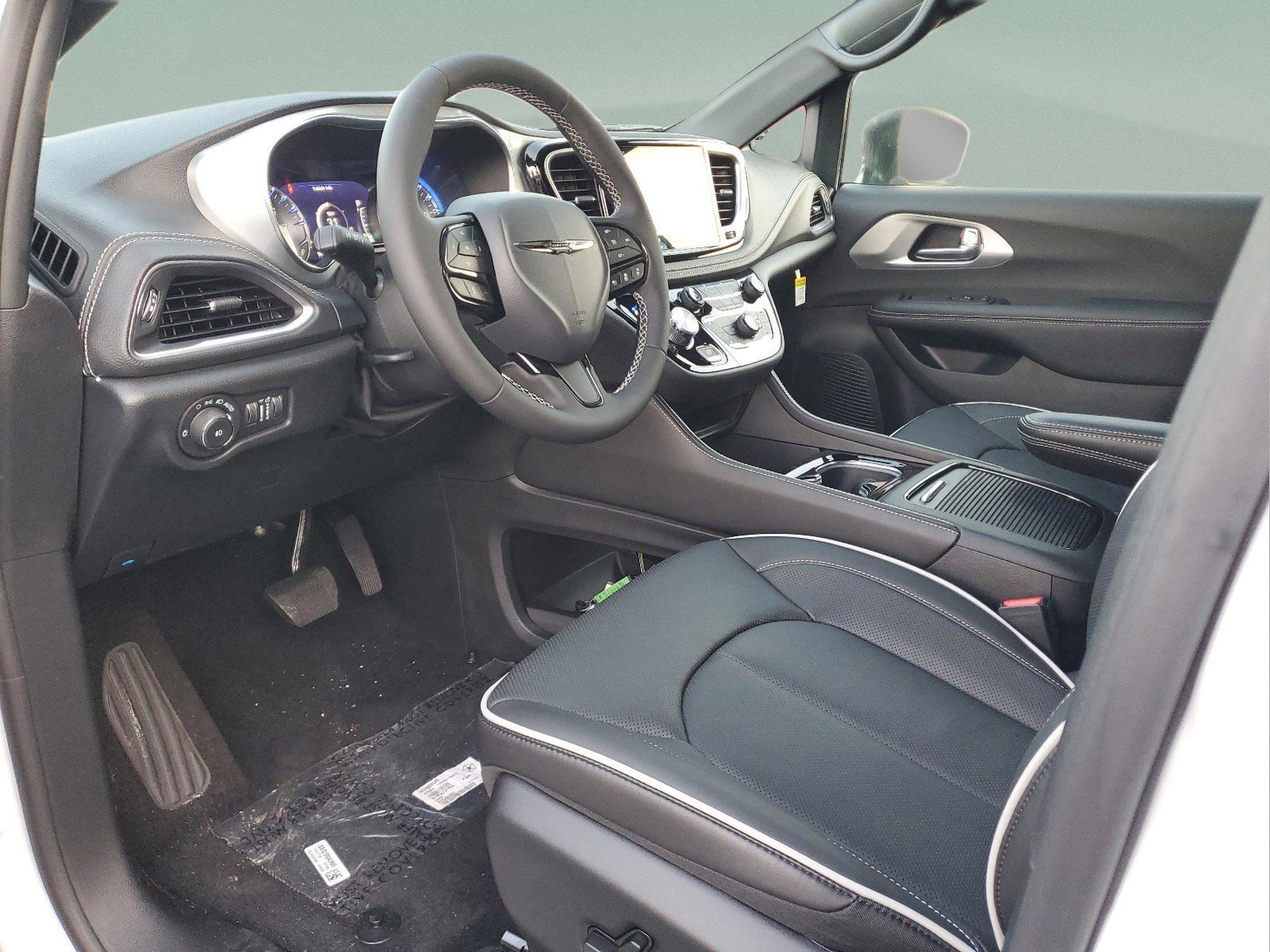 New 2026 Chrysler Pacifica Limited w/ S Appearance Package FWD image 13