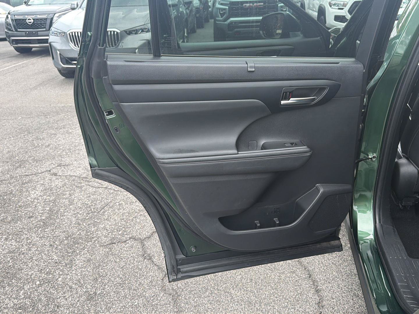 Used 2023 Toyota Highlander XLE AWD/4WD image 25