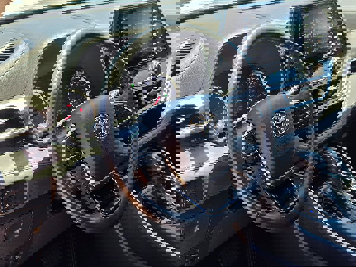 Used 2021 Toyota Highlander LE image 24