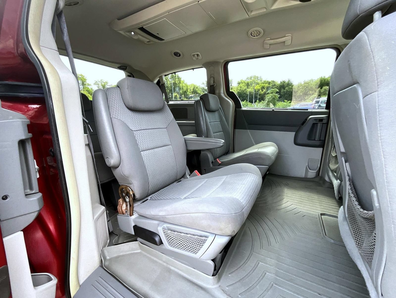 Used 2010 Chrysler Town & Country Touring w/ Entertainment Group #2 FWD image 20