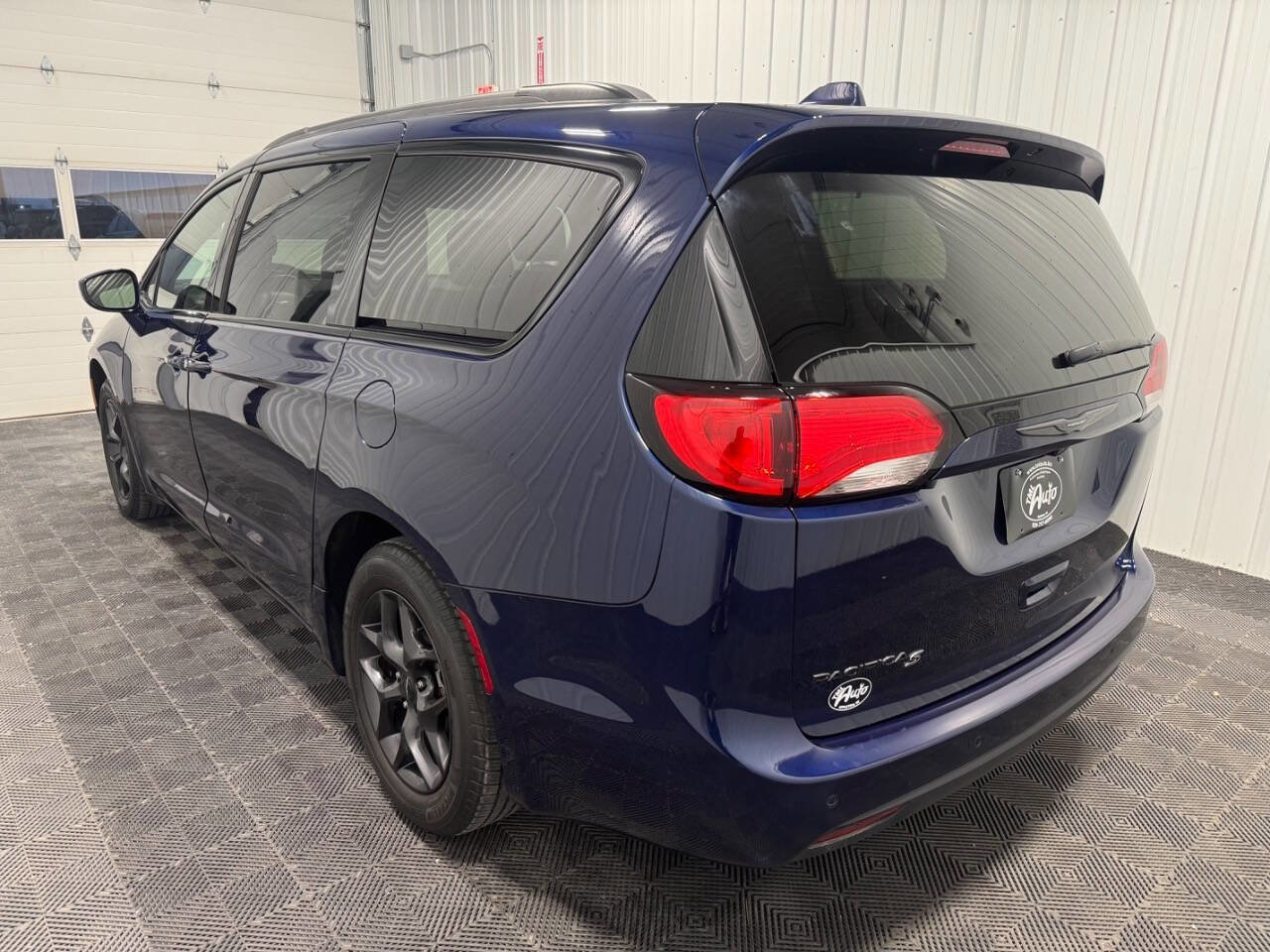 Used 2018 Chrysler Pacifica Touring-L w/ Premium Audio Group image 4