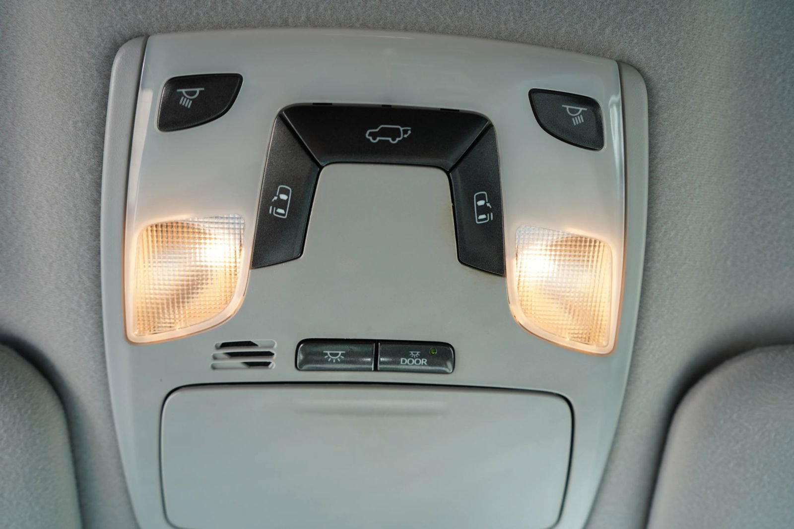 Used 2014 Toyota Sienna SE FWD image 12