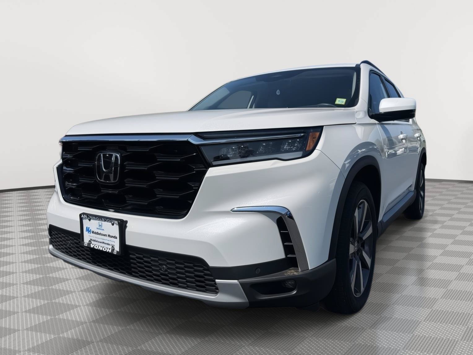 Certified 2025 Honda Pilot Touring image 1