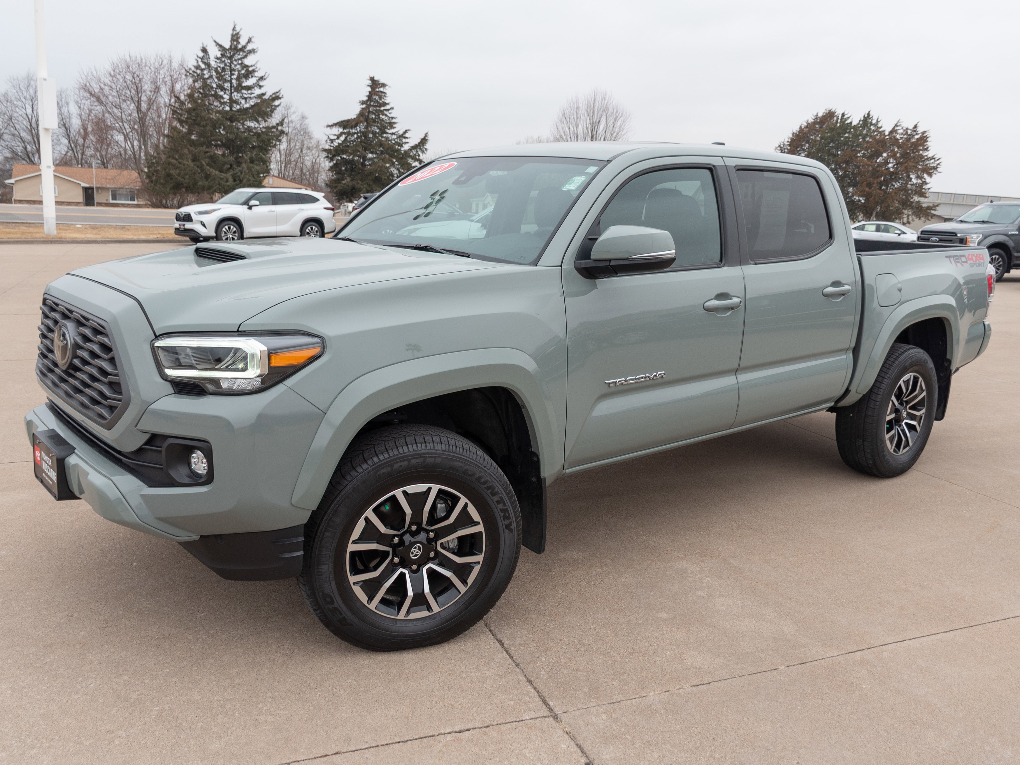 Used 2022 Toyota Tacoma TRD Sport w/ TRD Premium Sport Package AWD/4WD image 5