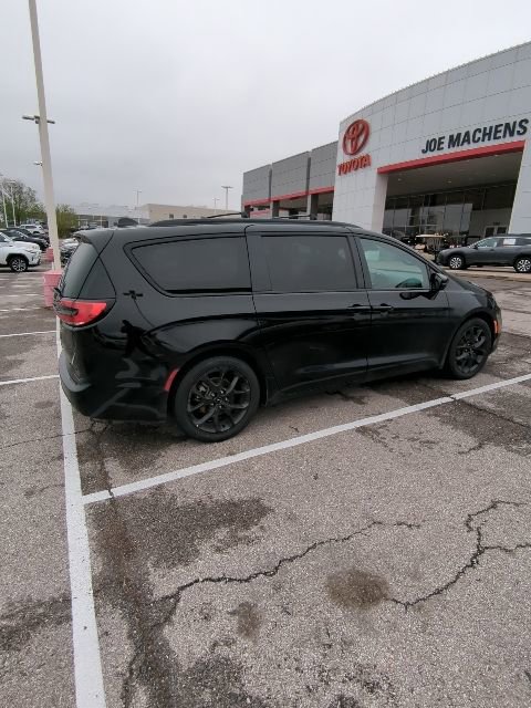 Used 2025 Chrysler Pacifica Limited image 13