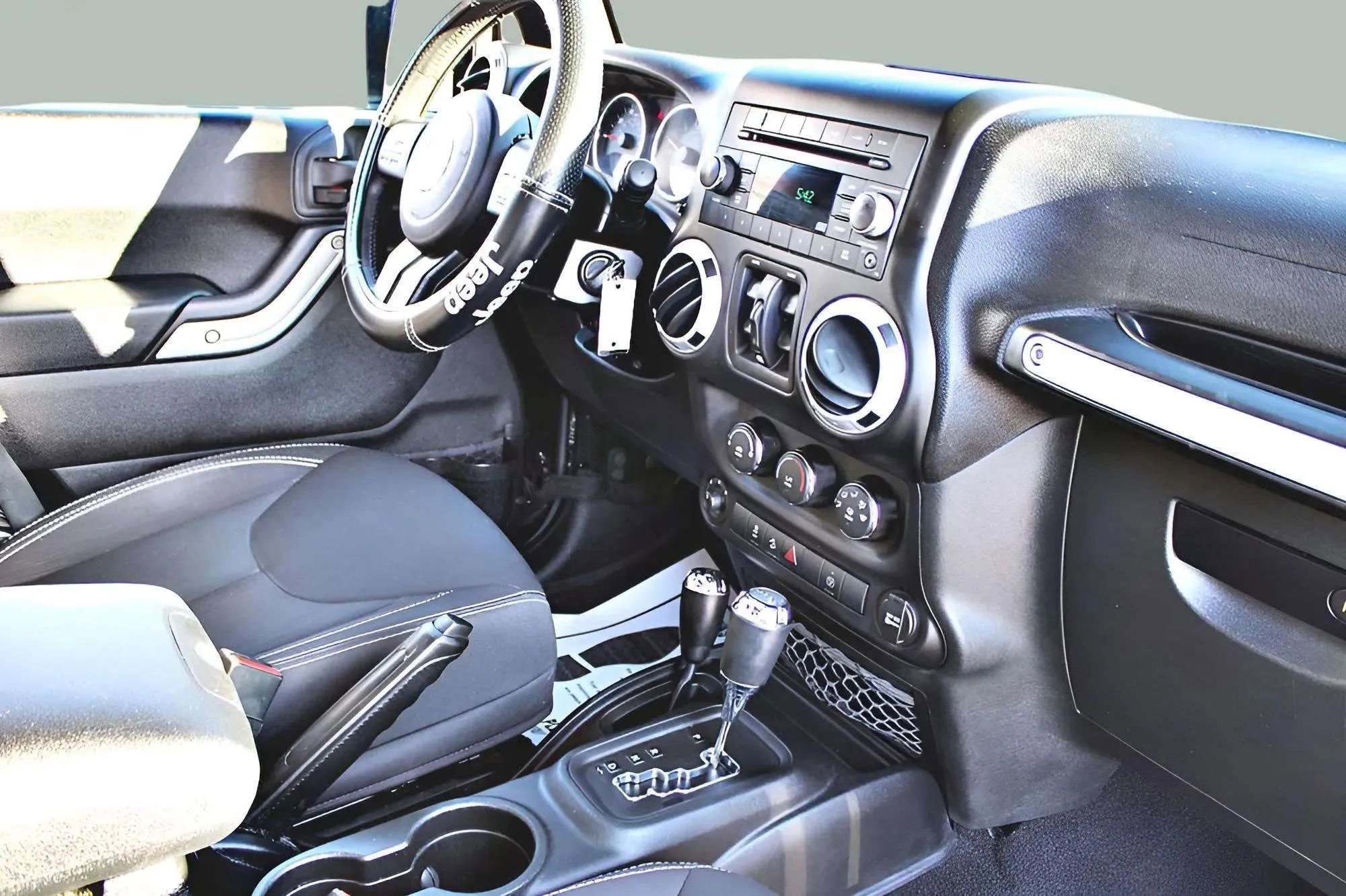 Used 2015 Jeep Wrangler Unlimited Sahara w/ Connectivity Group AWD/4WD image 22
