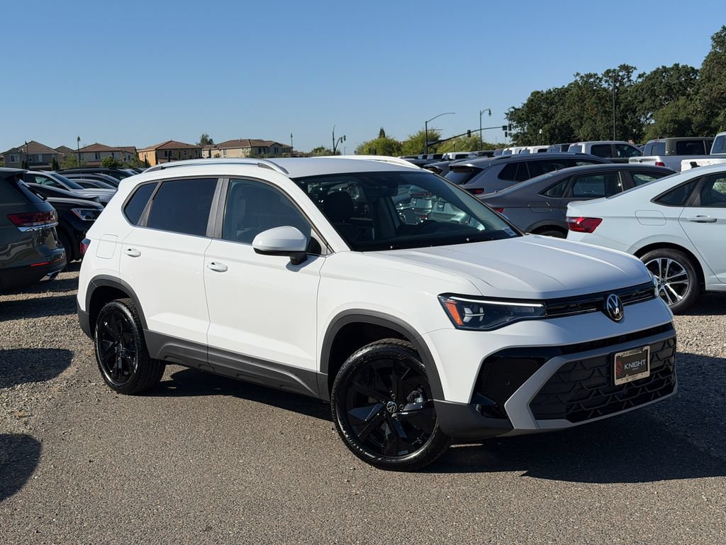 New 2026 Volkswagen Taos SE FWD image 3