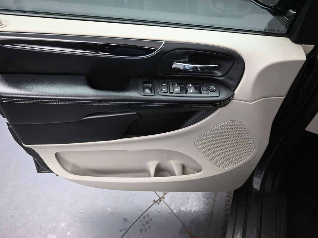 Used 2016 Dodge Grand Caravan SE image 19