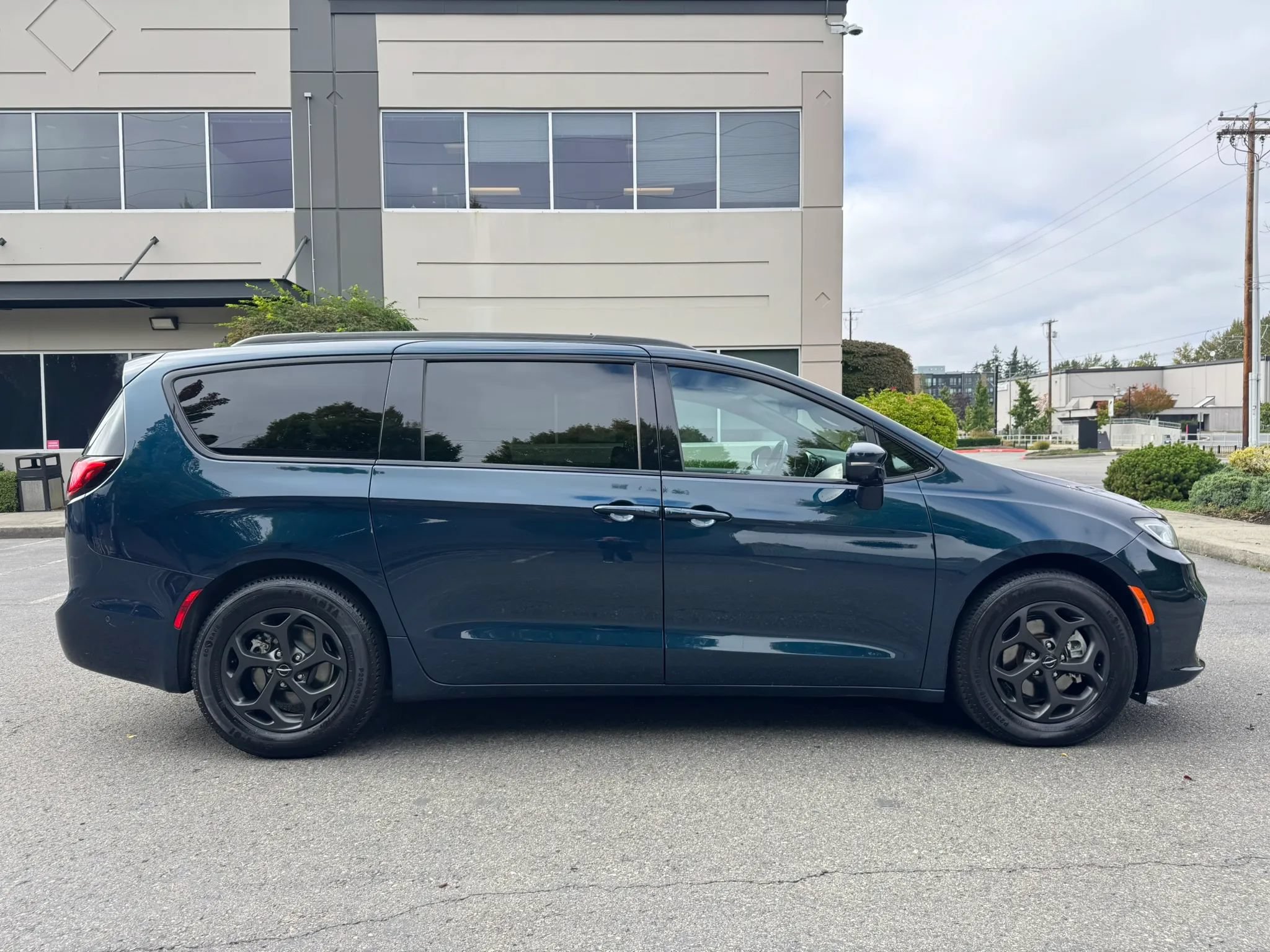 Used 2021 Chrysler Pacifica Touring-L w/ S Appearance Package FWD image 12