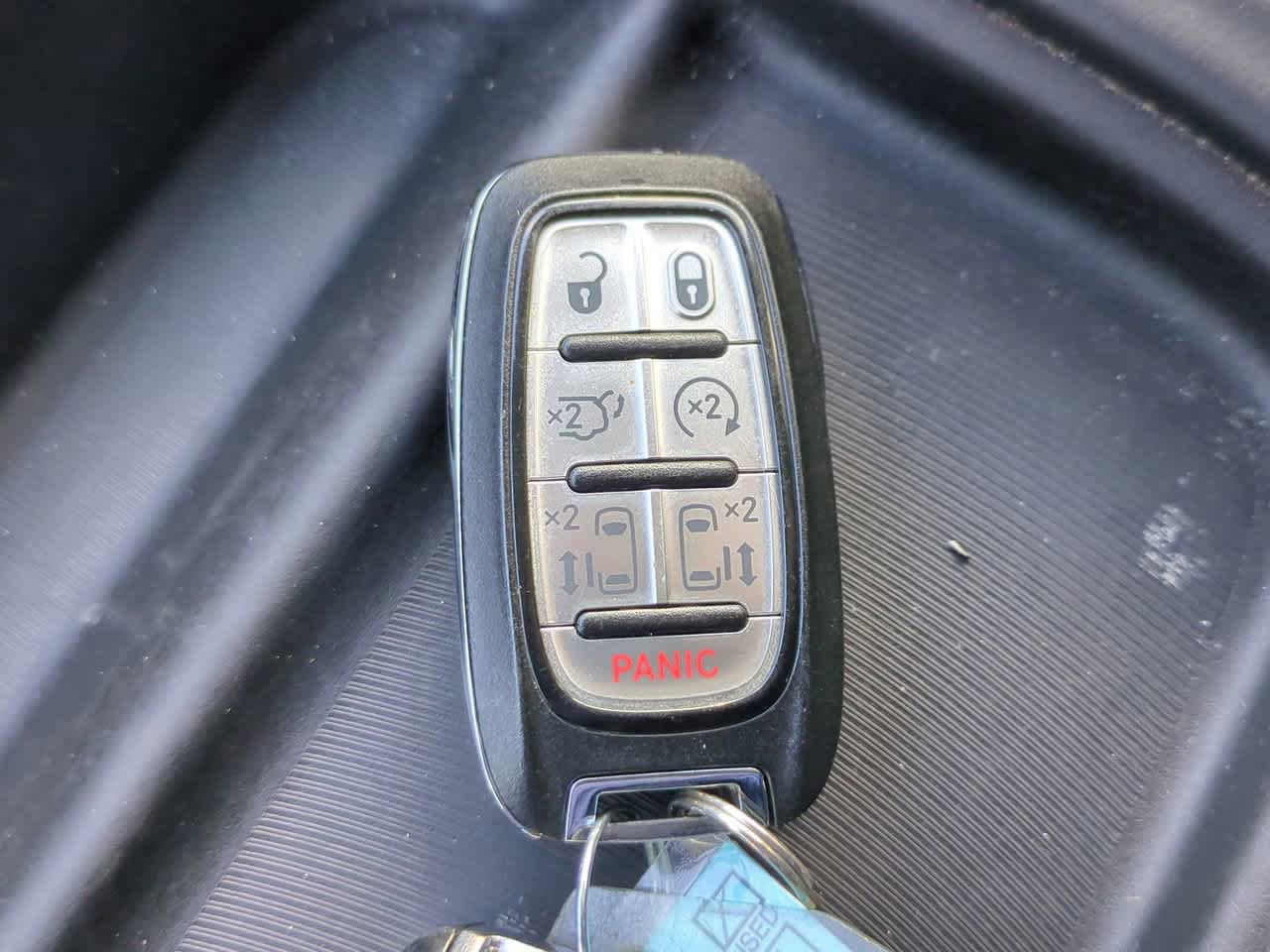 Used 2017 Chrysler Pacifica Touring-L FWD image 27
