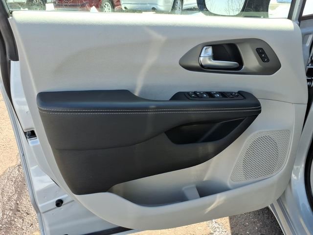 Used 2024 Chrysler Pacifica Touring-L FWD image 10