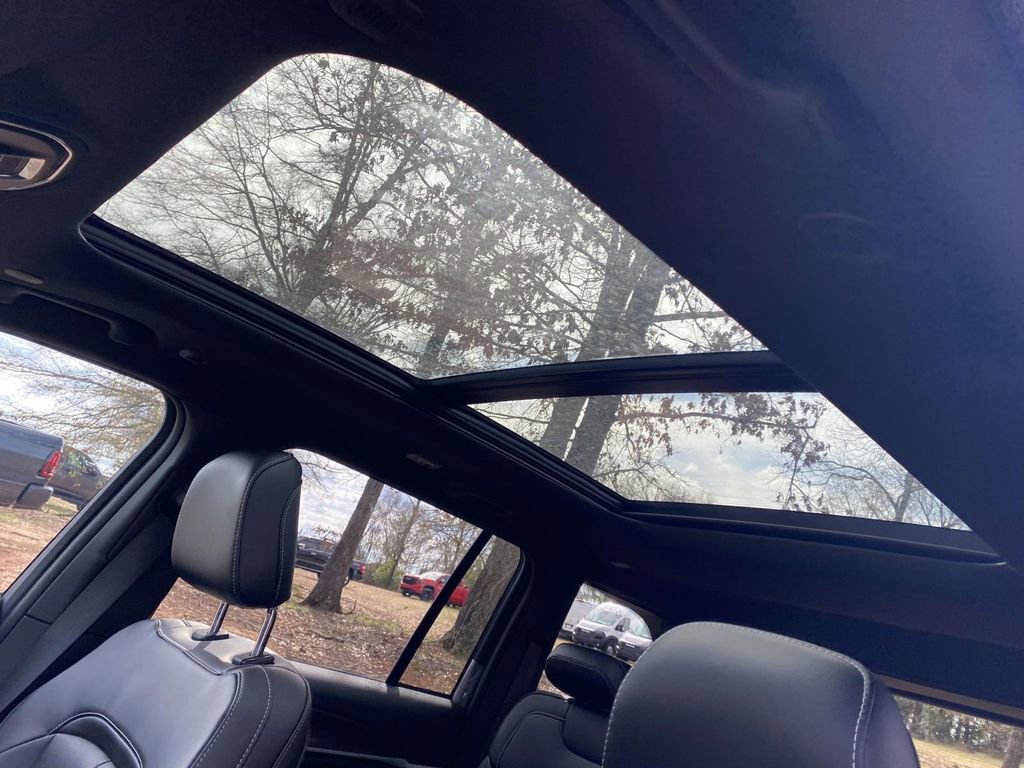 New 2026 Jeep Grand Cherokee Limited w/ Luxury Tech Group II RWD image 17