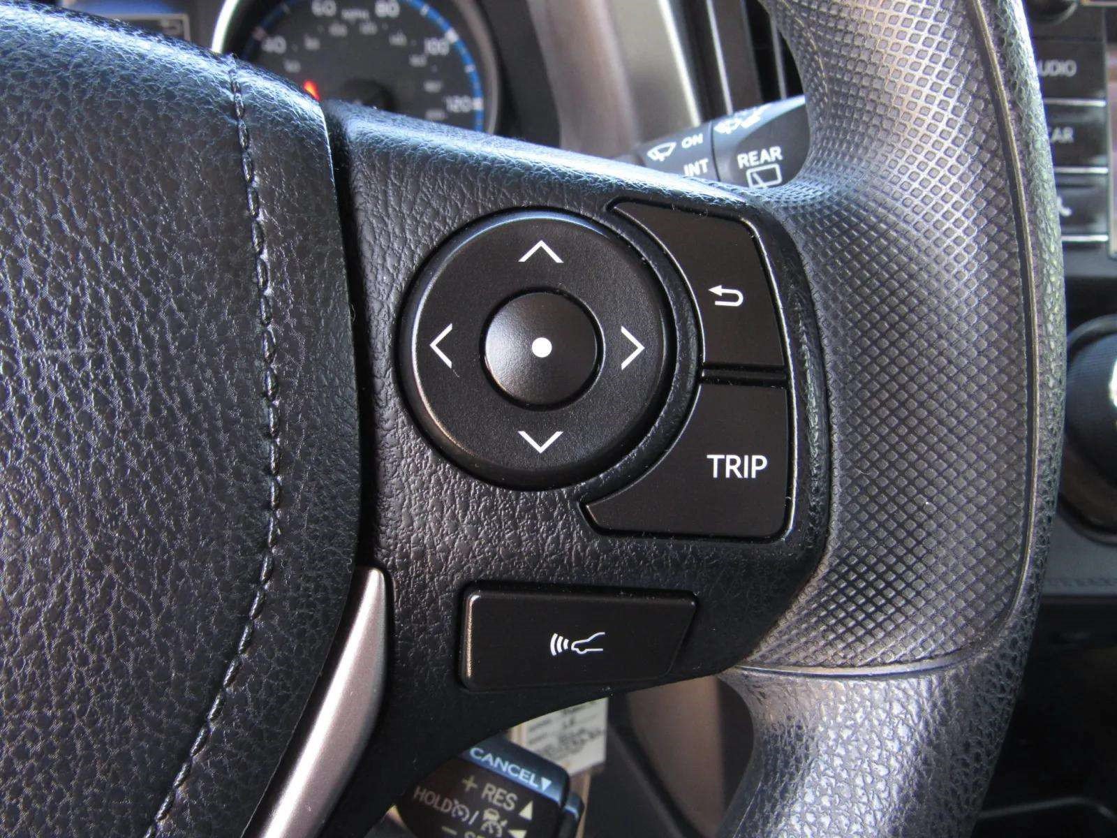 Used 2018 Toyota RAV4 LE FWD image 24