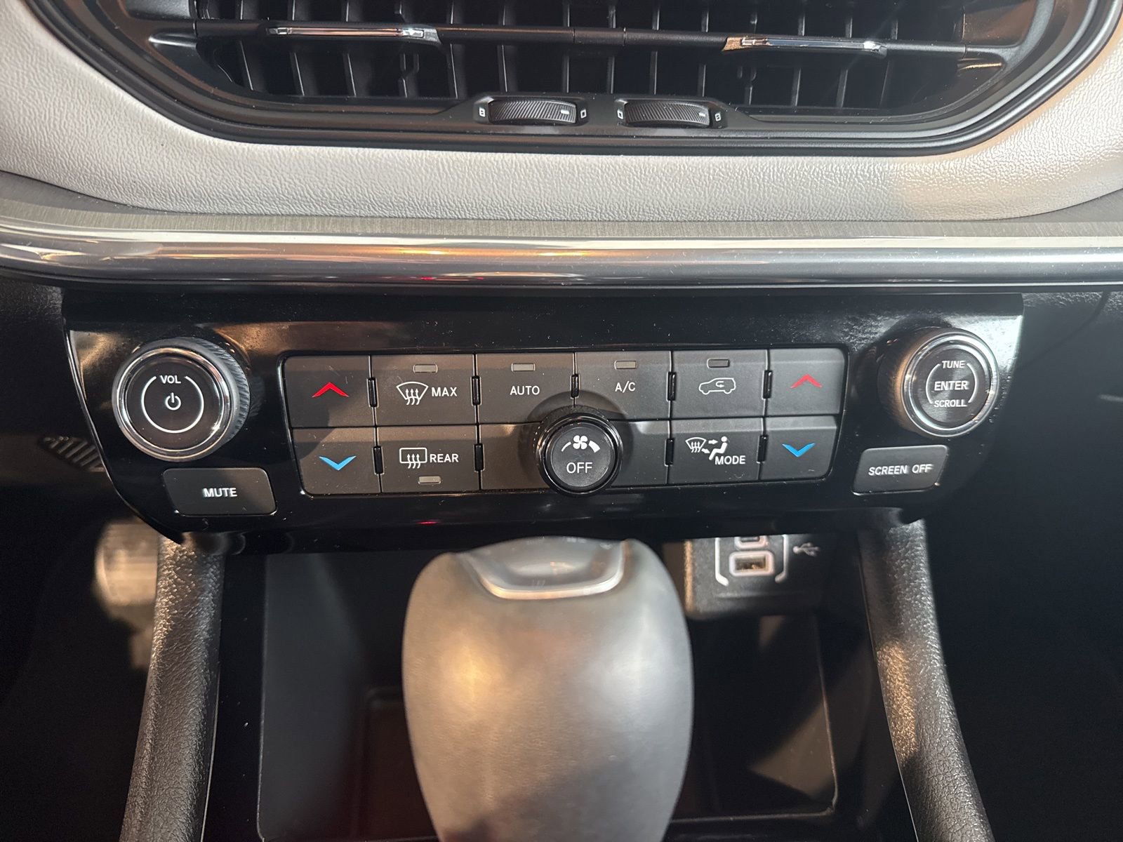 Used 2024 Jeep Compass Limited image 29