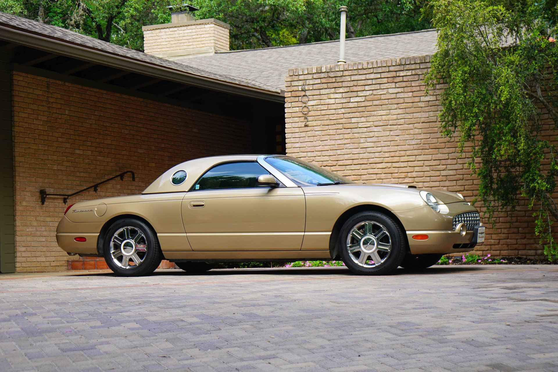 Used 2005 Ford Thunderbird 50th Anniversary RWD image 2