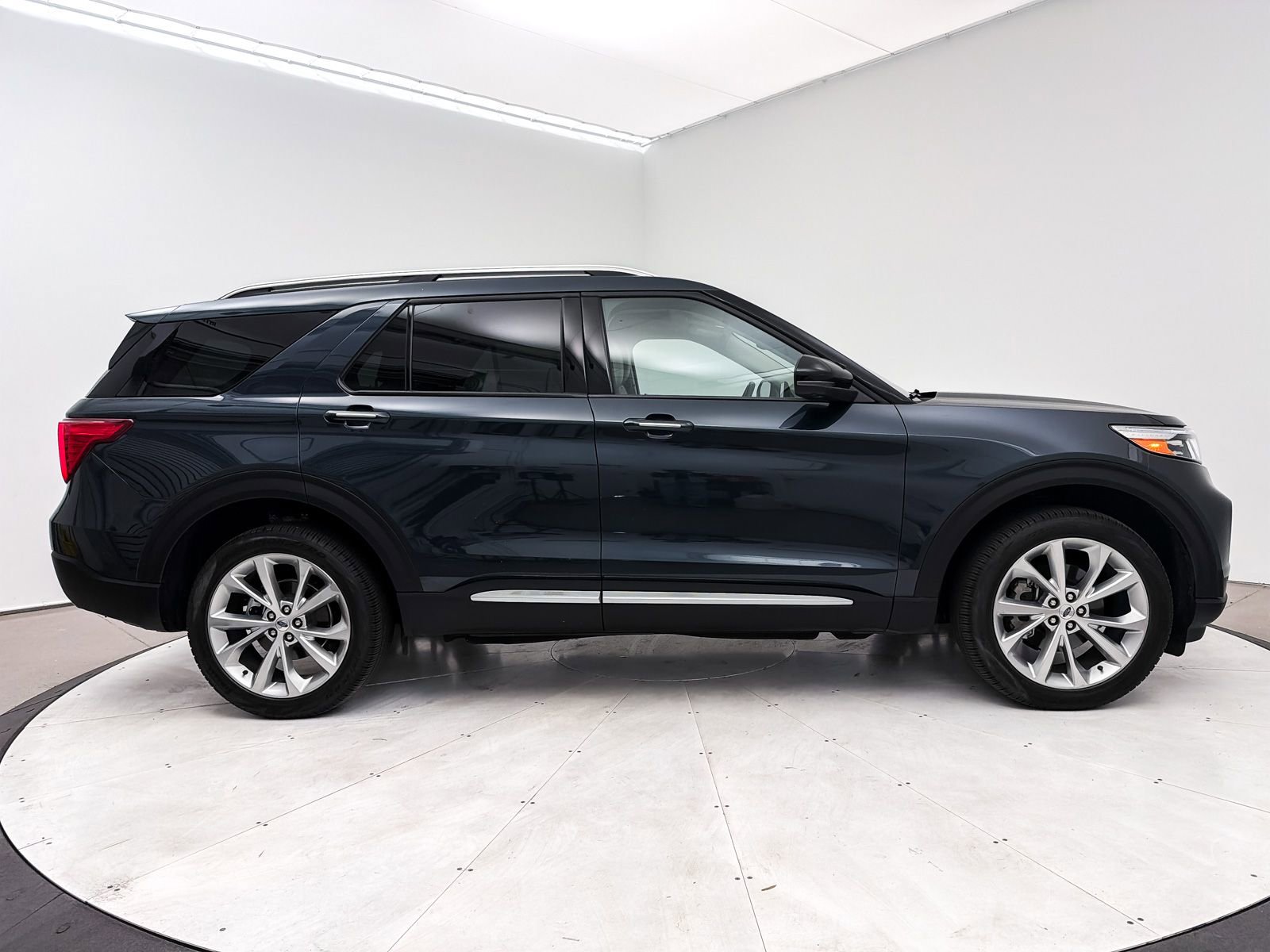 Used 2023 Ford Explorer Platinum w/ Technology Package AWD/4WD image 33