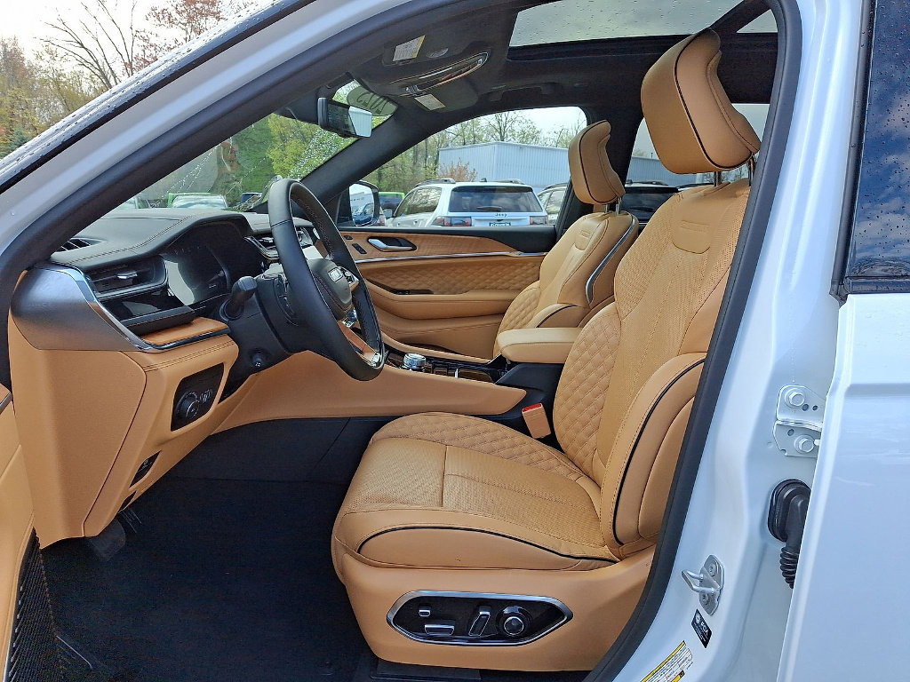 Certified 2025 Jeep Grand Cherokee L Summit AWD/4WD image 11