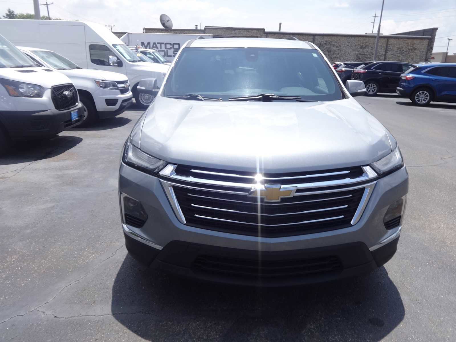 Used 2023 Chevrolet Traverse LT image 2