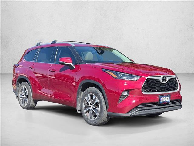 Used 2022 Toyota Highlander XLE FWD image 3