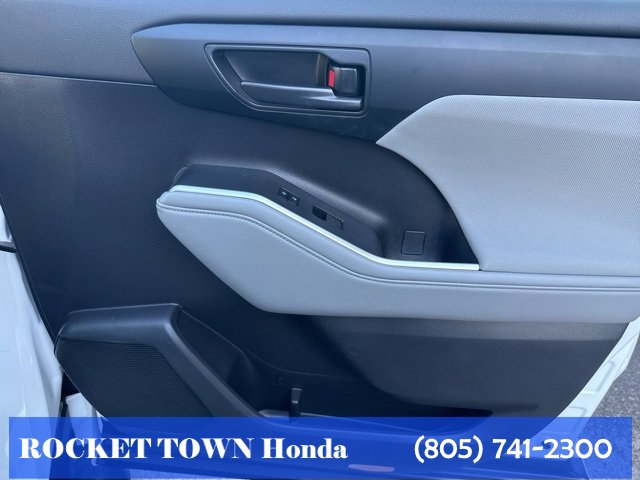 Used 2022 Toyota Highlander LE image 19