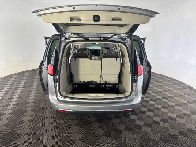 Used 2018 Chrysler Pacifica Limited FWD image 17