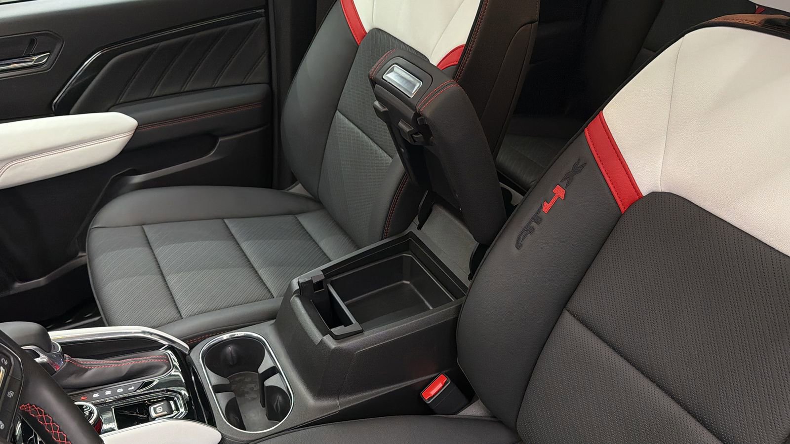 Used 2024 GMC Canyon AT4X image 28