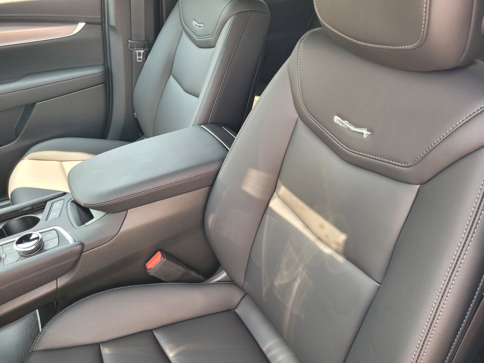 New 2026 Cadillac XT5 Luxury w/ LPO, ONYX Package FWD image 9
