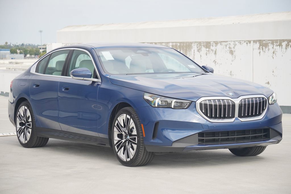 Used 2025 BMW 530i w/ Premium Package image 3