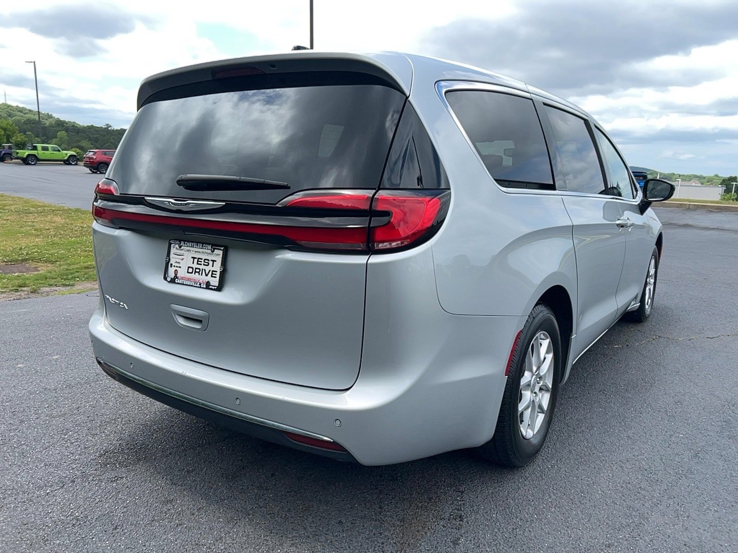 Used 2024 Chrysler Pacifica Touring-L FWD image 5