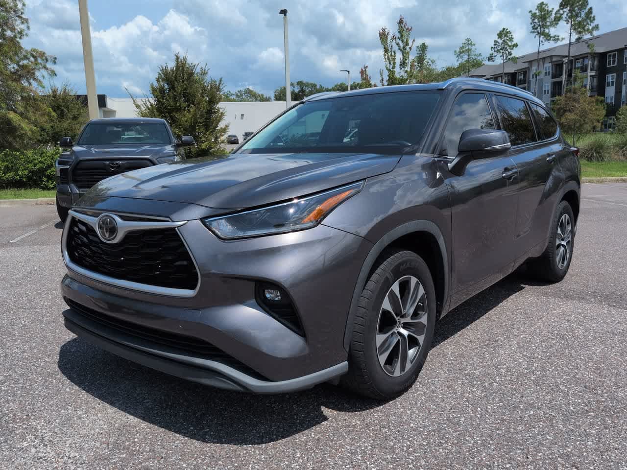 Certified 2021 Toyota Highlander XLE FWD image 2