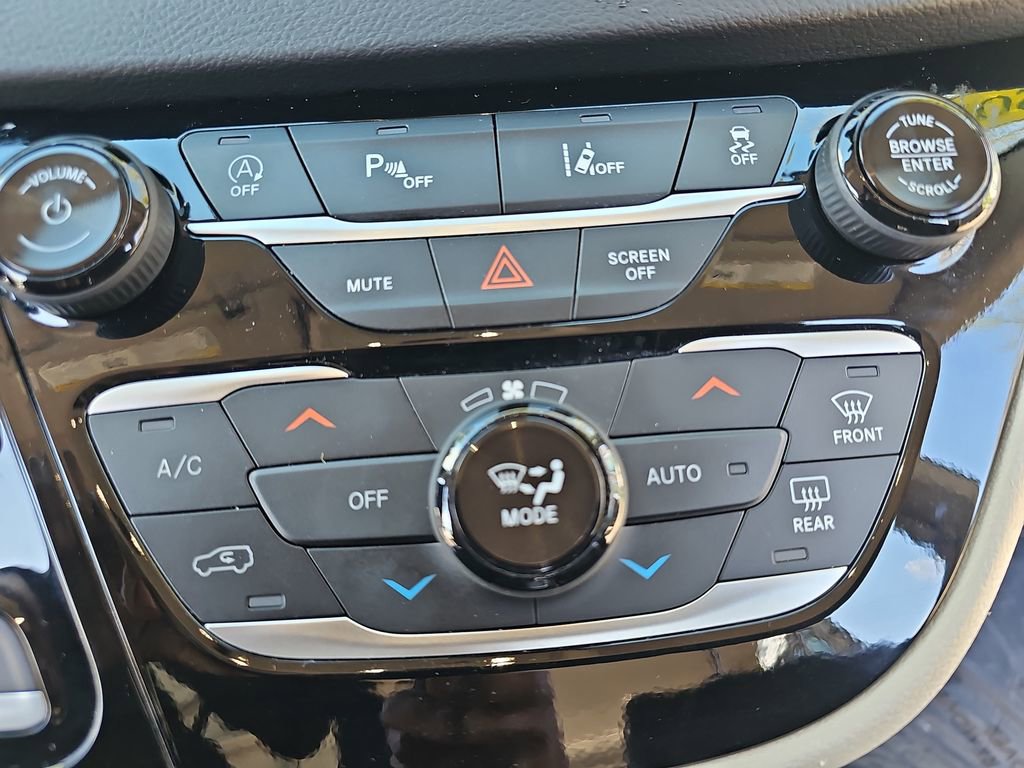 Certified 2024 Chrysler Pacifica Touring-L FWD image 24