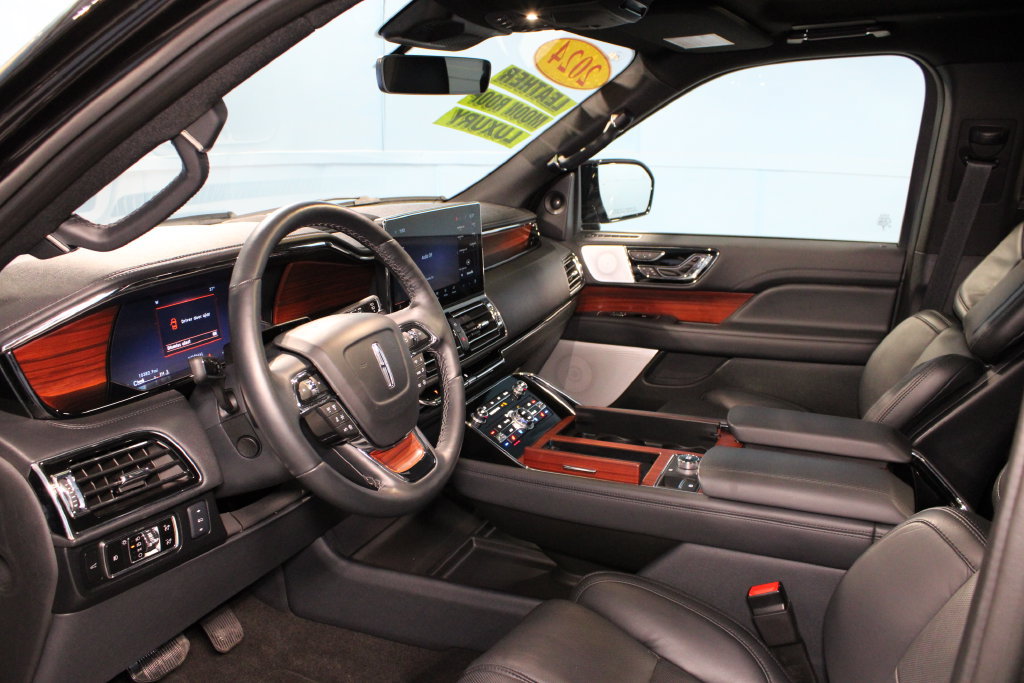 Used 2024 Lincoln Navigator Reserve AWD/4WD image 2