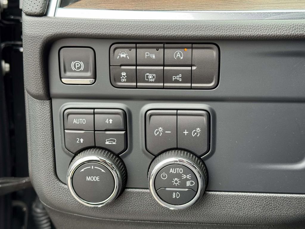 Used 2025 Chevrolet Suburban High Country AWD/4WD image 18