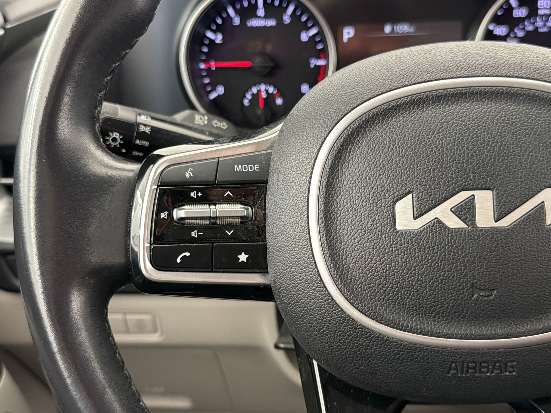 Used 2022 Kia Carnival LX FWD image 16
